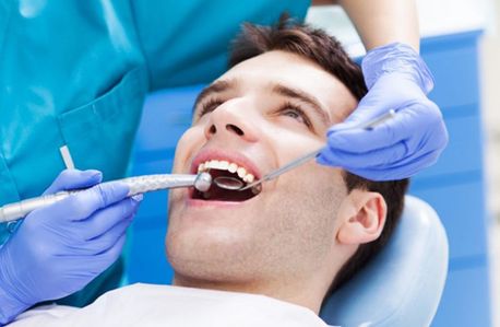 Hombre con odontólogo 